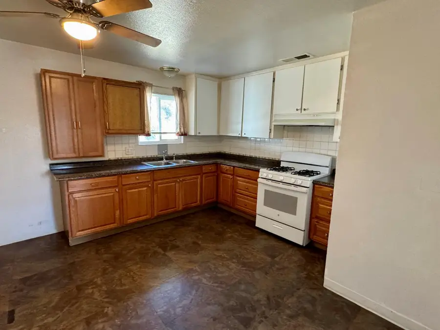 14578 W D Street, Kerman, CA 93630 - #3