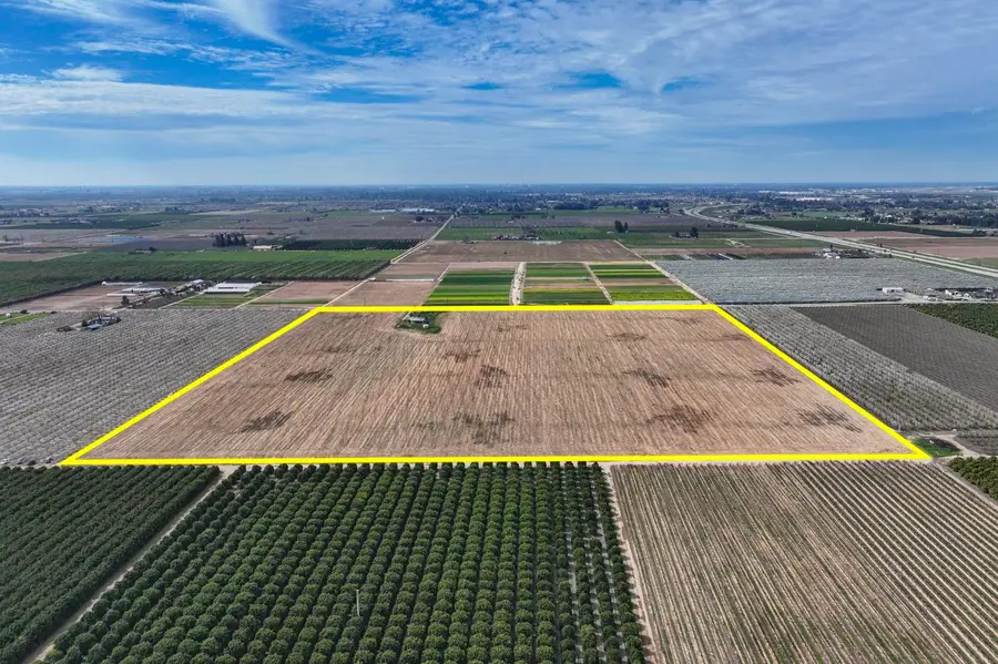 422 S Leonard Avenue, Sanger, CA 93657 - #2