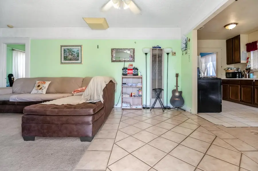 414 W Cameron Street, Hanford, CA 93230 - #3