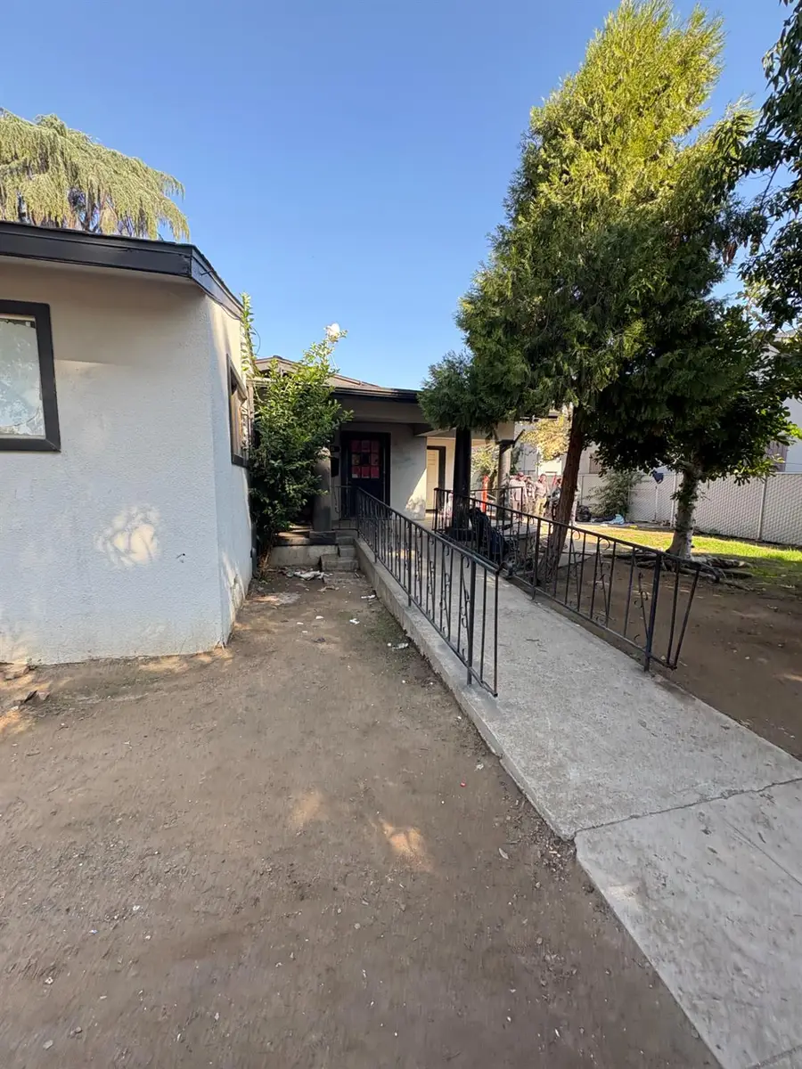 611 E Kearney Boulevard, Fresno, CA 93706 - #2