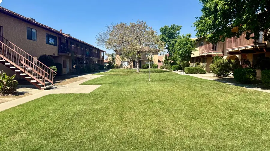 880 Greenfield Avenue #E, Hanford, CA 93230 - #2