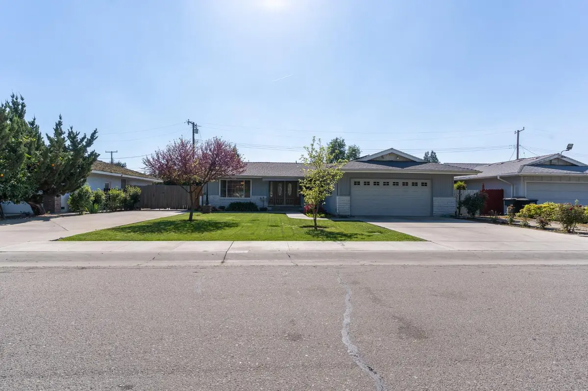 2631 W Royal Oaks Drive, Visalia, CA 93277 - #1