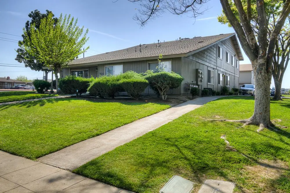 820 Sherwood Way, Madera, CA 93638 - #1