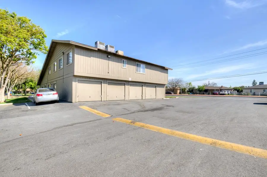 820 Sherwood Way, Madera, CA 93638 - #3