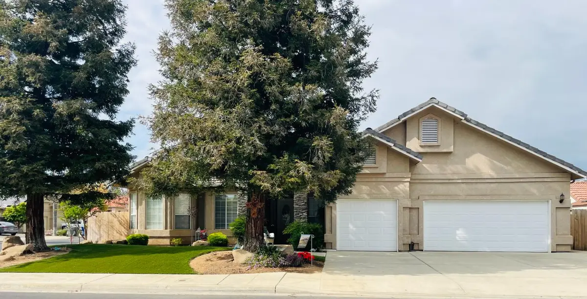 563 W Omaha Avenue, Clovis, CA 93619 - #1