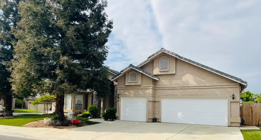 563 W Omaha Avenue, Clovis, CA 93619 - #2