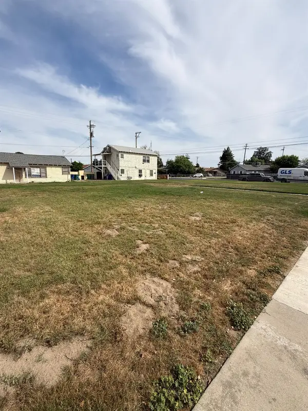 2406 B Street, Selma, CA 93662