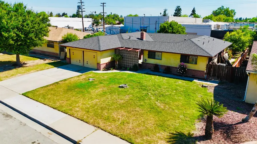 414 S 4th Street, Kerman, CA 93630 - #3