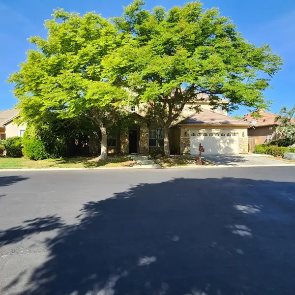 4479 N Emerald Peak Drive, Clovis, CA 93619