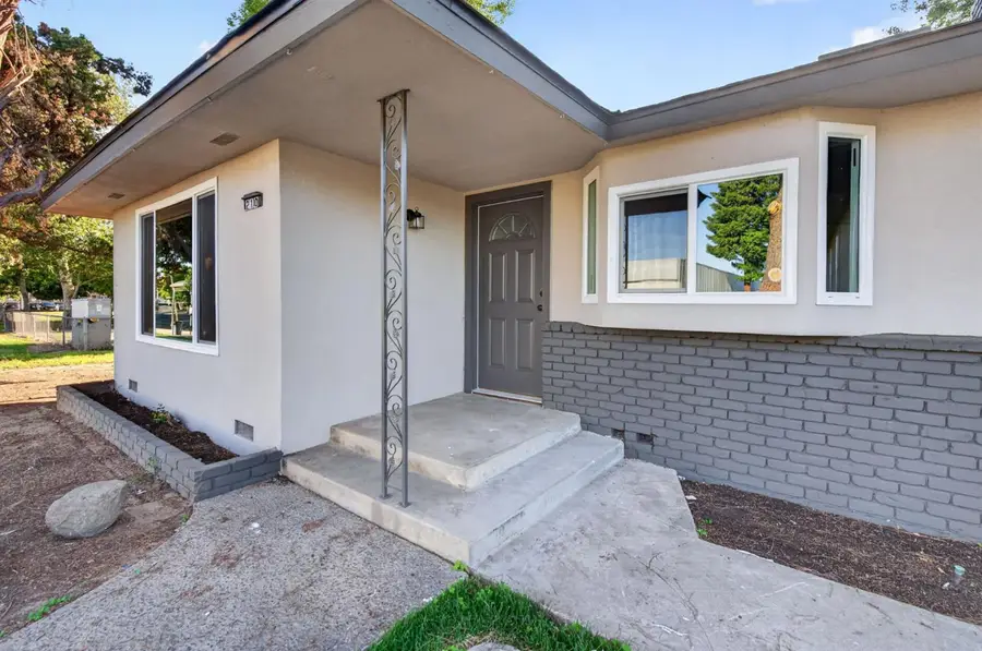 210 N Sunnyside Avenue, Clovis, CA 93611 - #2