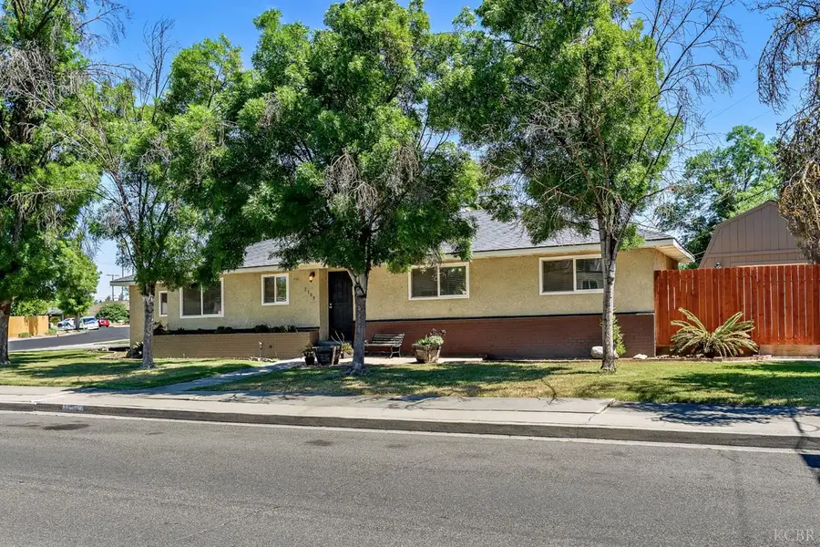 2109 N Kensington Way, Hanford, CA 93230 - #2