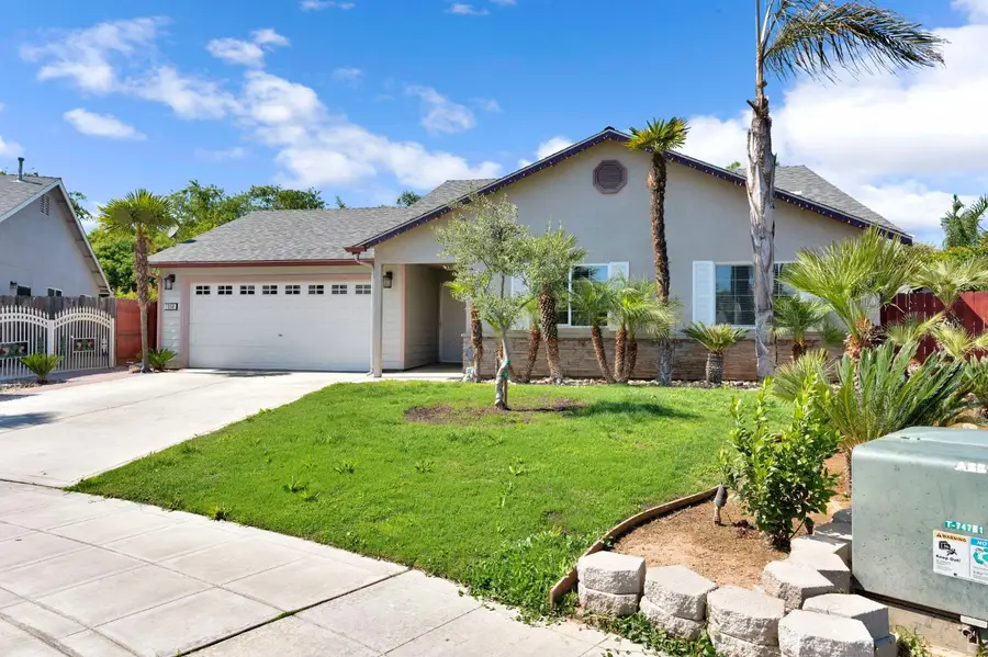 1350 E Jefferson Court, Reedley, CA 93654 - #3