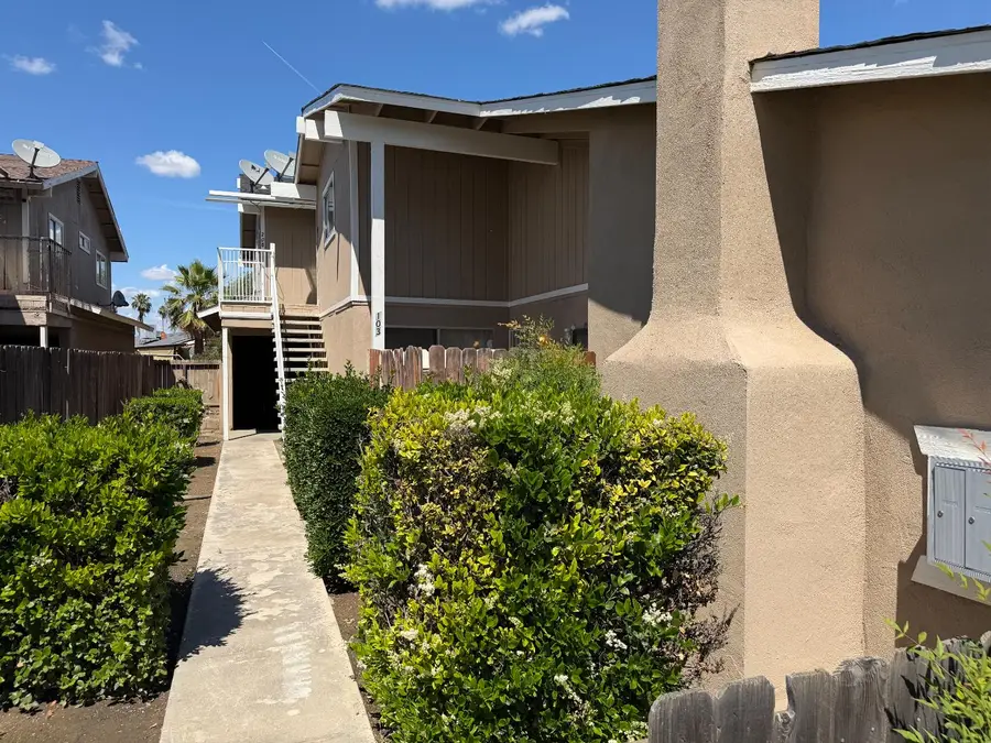 571 W Ashlan Avenue, Clovis, CA 93612 - #3