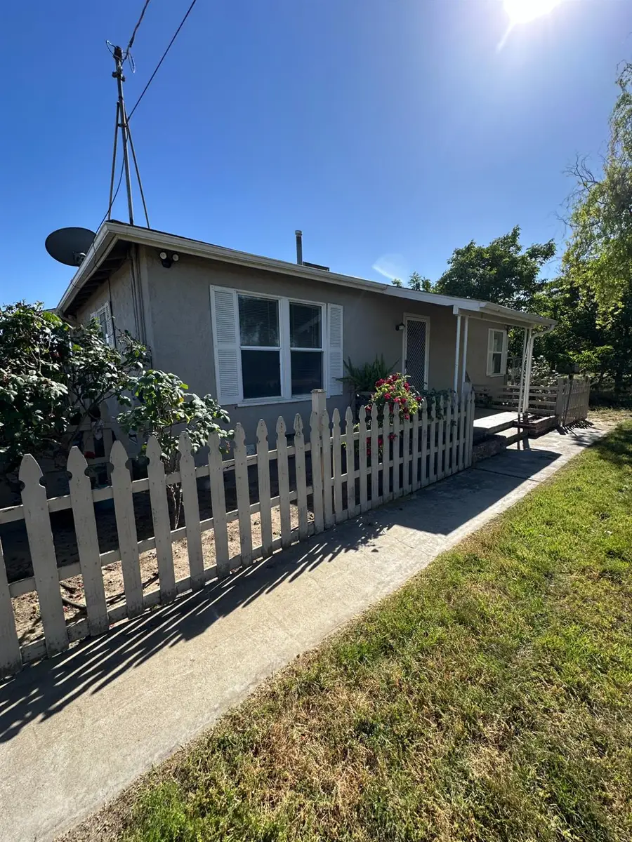 3083 E Rose Avenue, Fresno, CA 93725 - #2