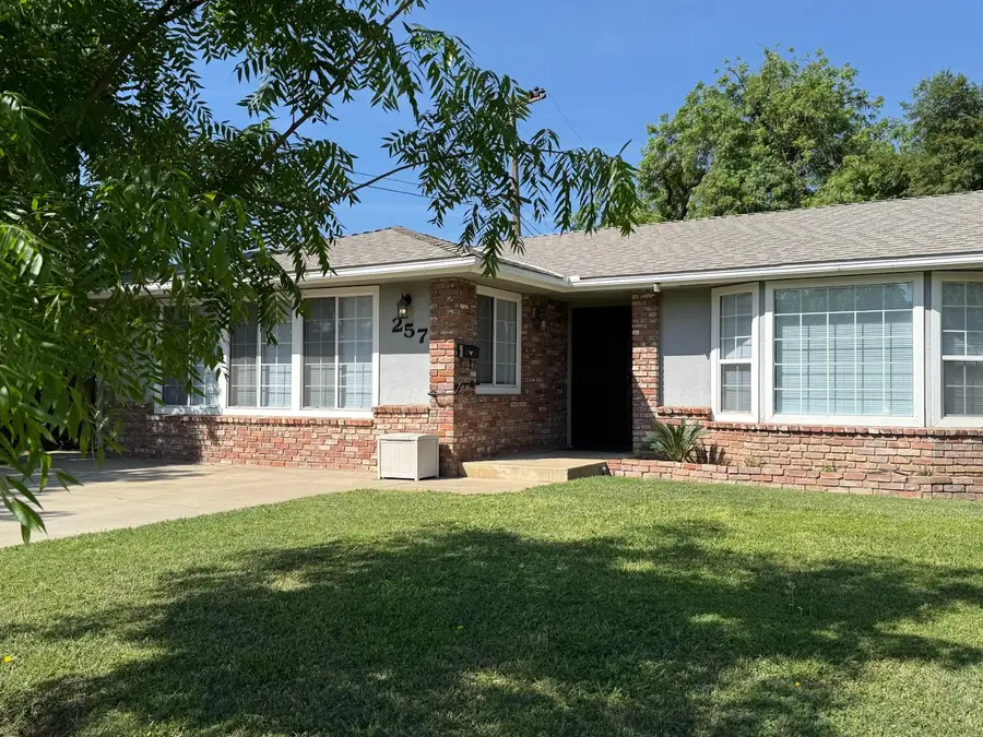 257 N Roberts Place, Dinuba, CA 93618 - #2