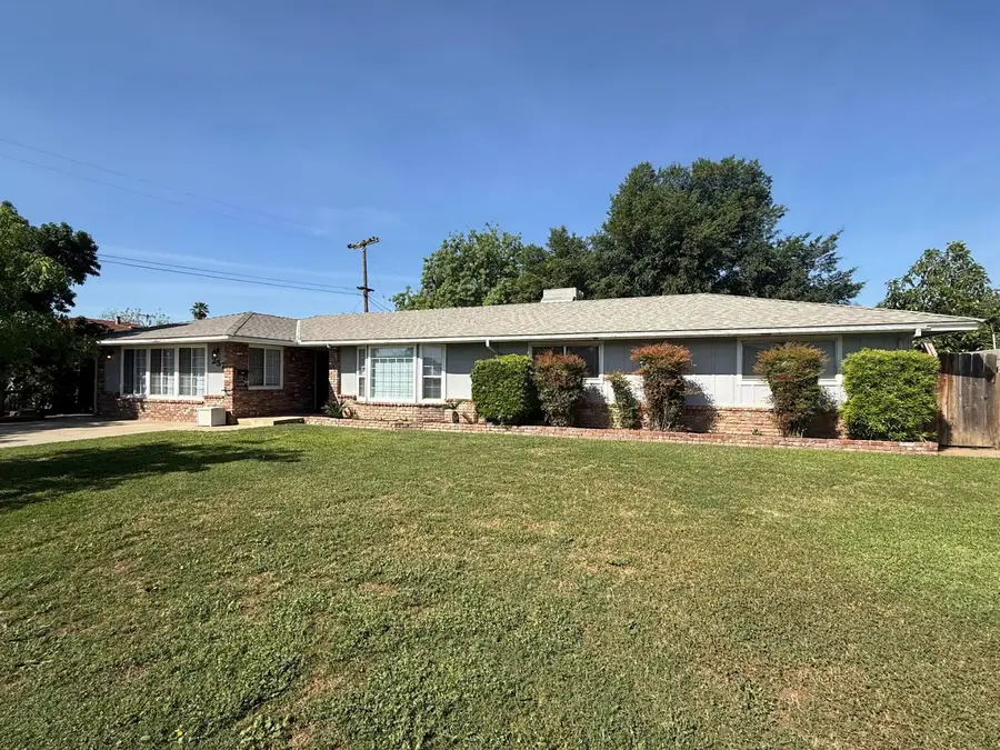 257 N Roberts Place, Dinuba, CA 93618 - #3