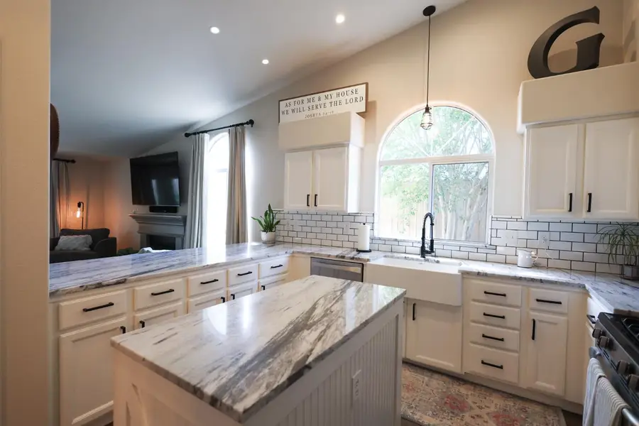 2609 Pine Castle Drive, Hanford, CA 93230 - #3