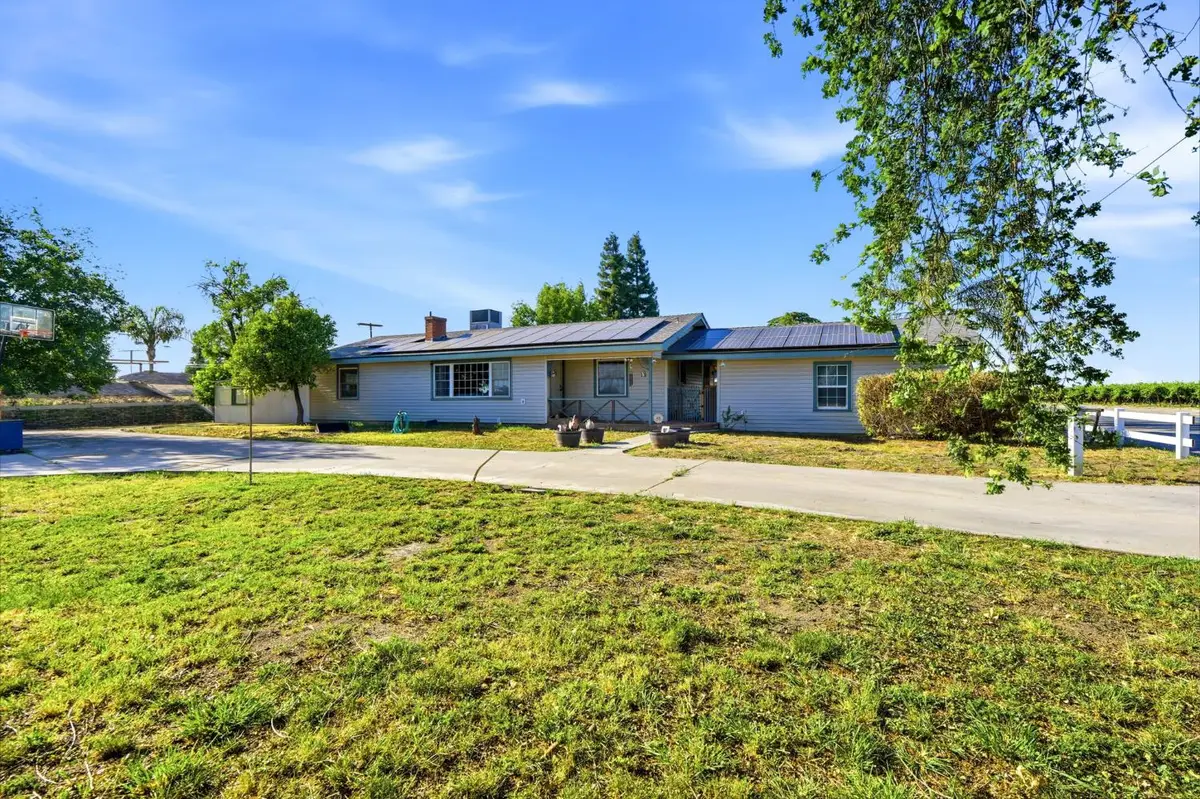 12586 Avenue 232, Tulare, CA 93274 - #1