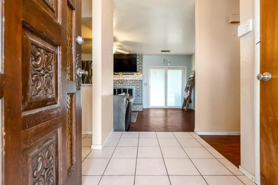 916 E Royal Ann Avenue, Tulare, CA 93274 - #2