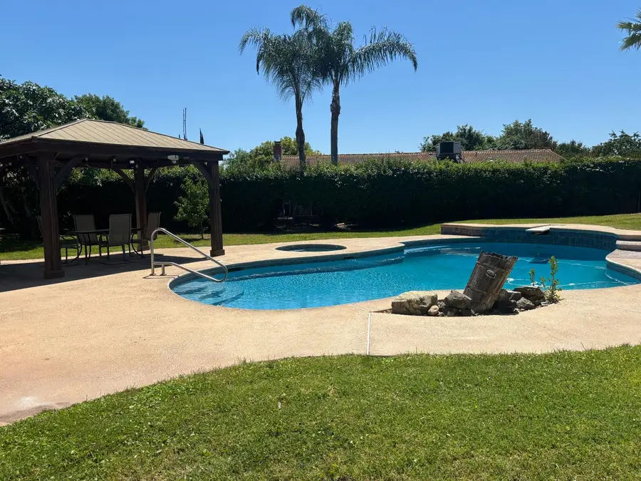 343 N Orangewood Avenue, Fresno, CA 93727 - #3