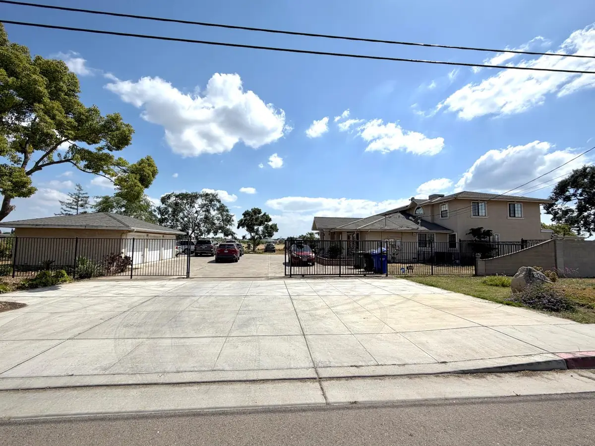 844 W Nebraska Avenue, Dinuba, CA 93618 - #1