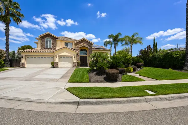 2182 E Carnoustie Avenue, Fresno, CA 93730