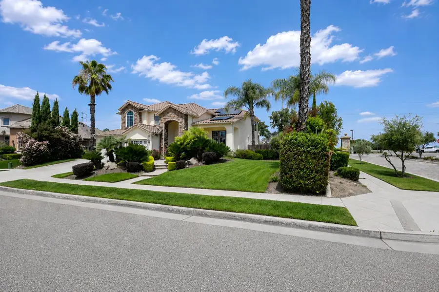 2182 E Carnoustie Avenue, Fresno, CA 93730 - #3