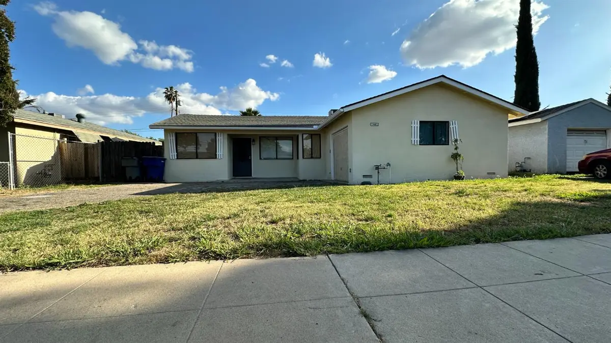 2316 E Norwich Avenue, Fresno, CA 93726 - #1