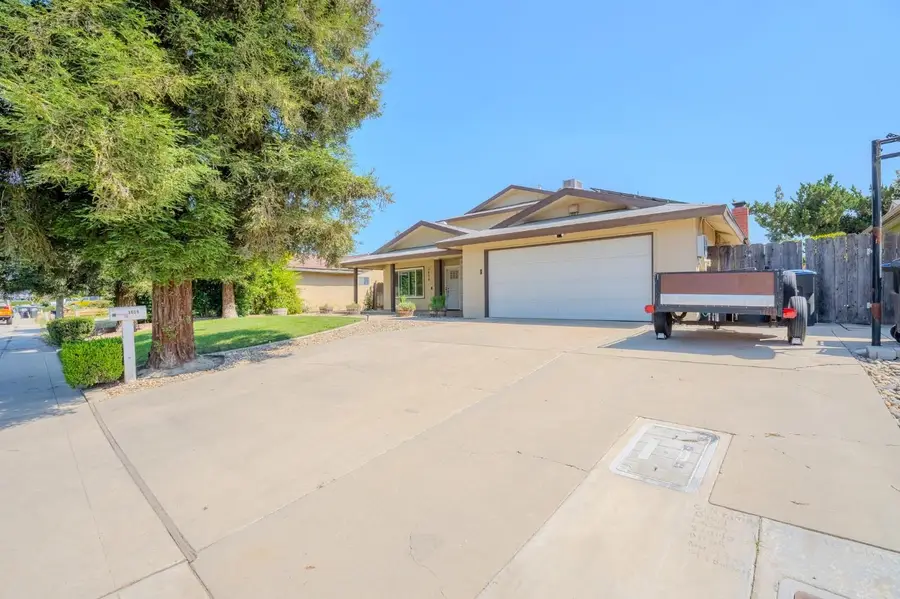 3609 W Evergreen Court, Visalia, CA 93277 - #2