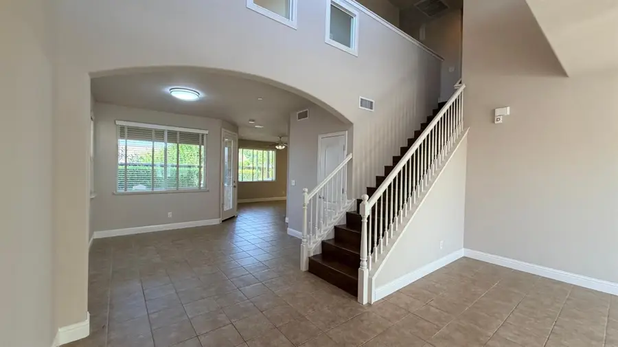 5284 W King Fisher Ln, Fresno, CA 93722 - #3