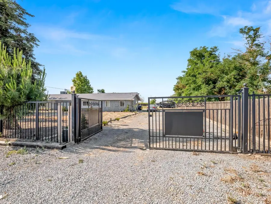 6110 W Nebraska Avenue, Caruthers, CA 93609 - #2