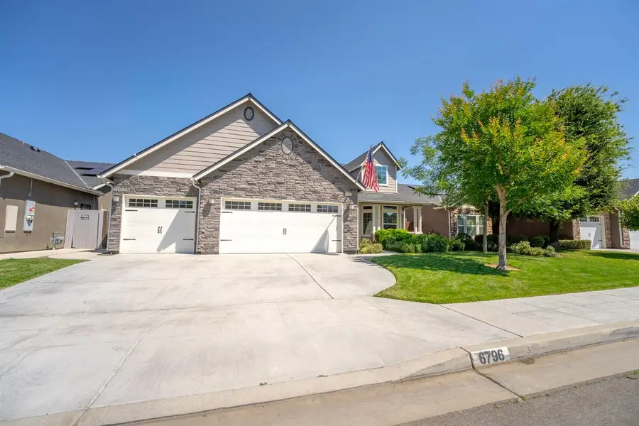 6796 W Oak Avenue, Fresno, CA 93722 - #3