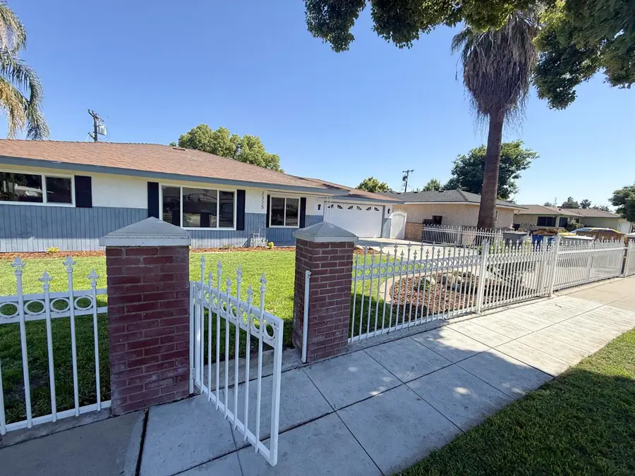 2325 E Hampton Way, Fresno, CA 93726 - #2