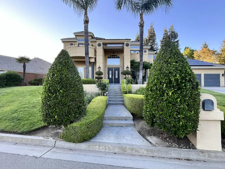 466 E Hillcrest Avenue, Fresno, CA 93720 - #2