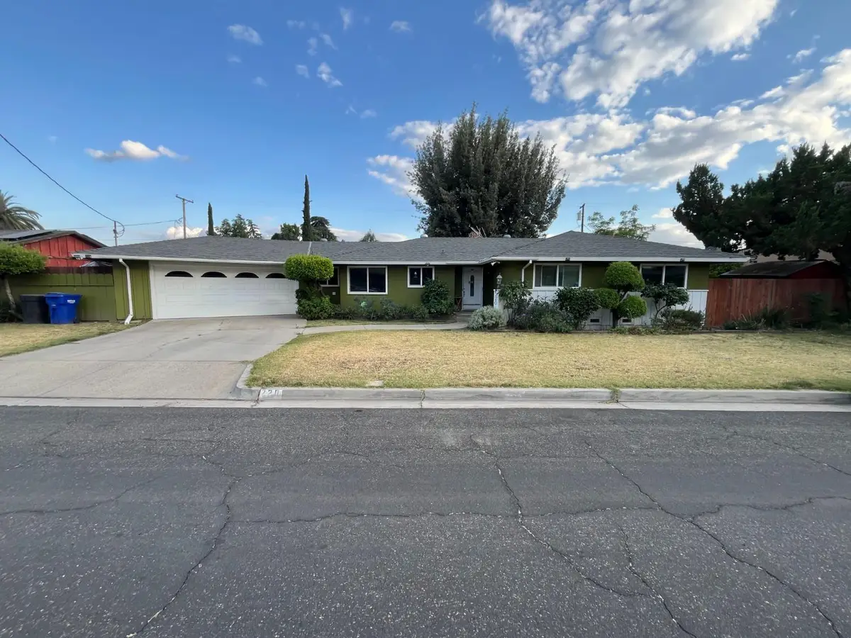 220 W Wayside Drive, Dinuba, CA 93618 - #1