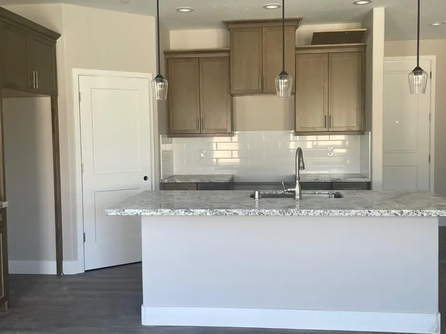 420 South Susan Ave, Kerman, CA 93630 - #2