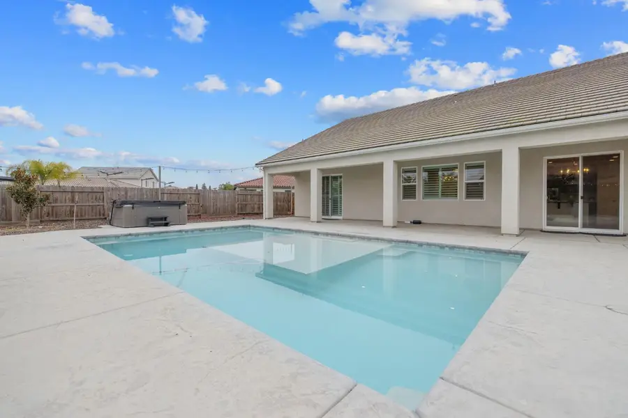 801 Howard, Kingsburg, CA 93631 - #2