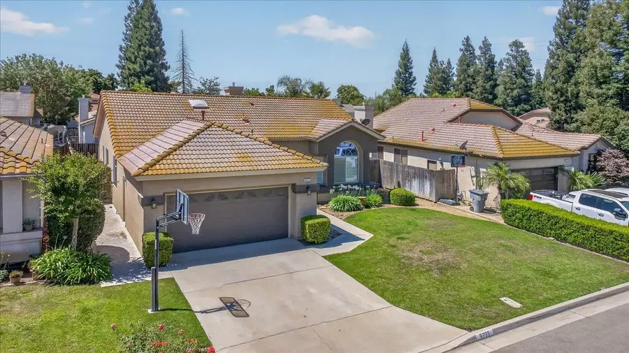 6235 W Chennault Avenue, Fresno, CA 93722 - #2