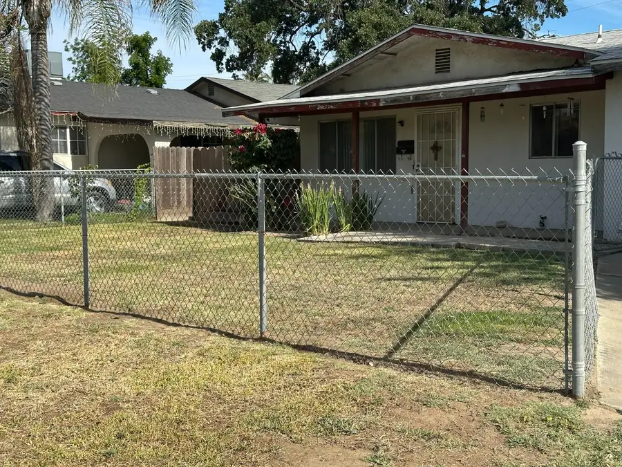530 E 11th Street, Hanford, CA 93230 - #2