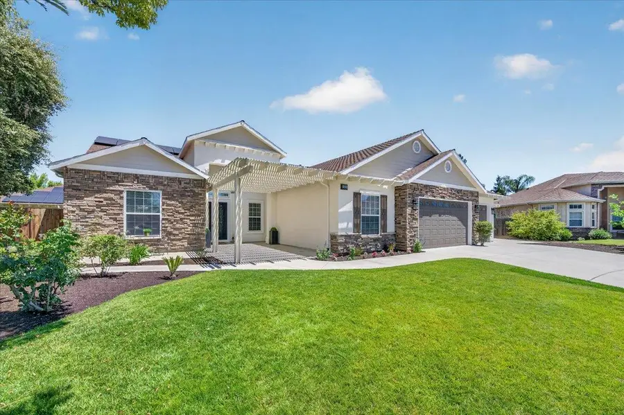 103 W Polson Avenue, Clovis, CA 93612 - #2