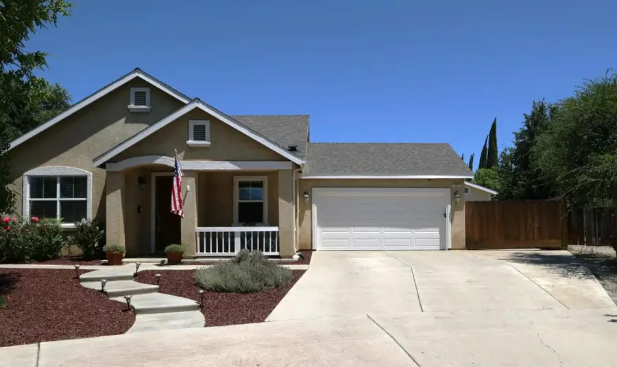 602 E Abbott Avenue, Reedley, CA 93654 - #2