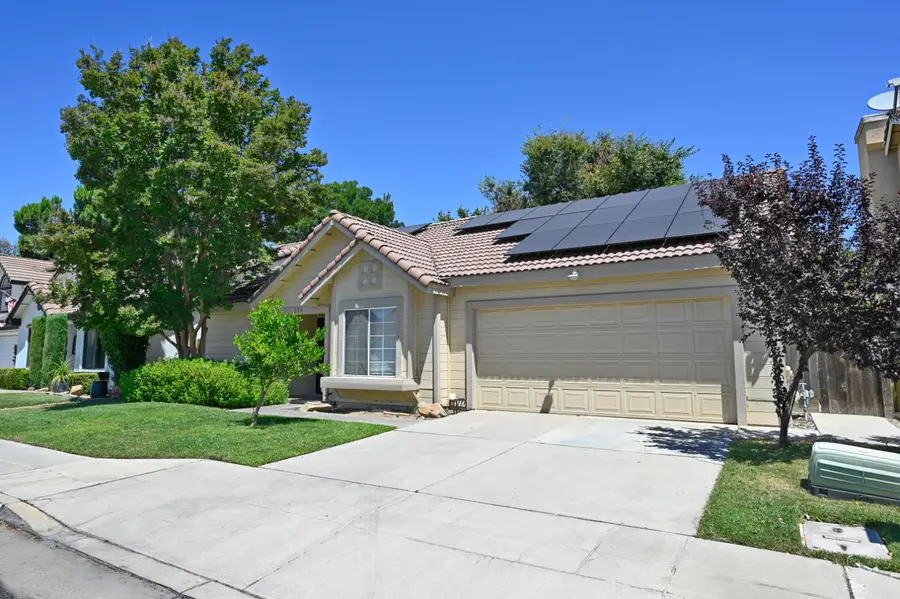 239 W Fallbrook Avenue, Clovis, CA 93611 - #2