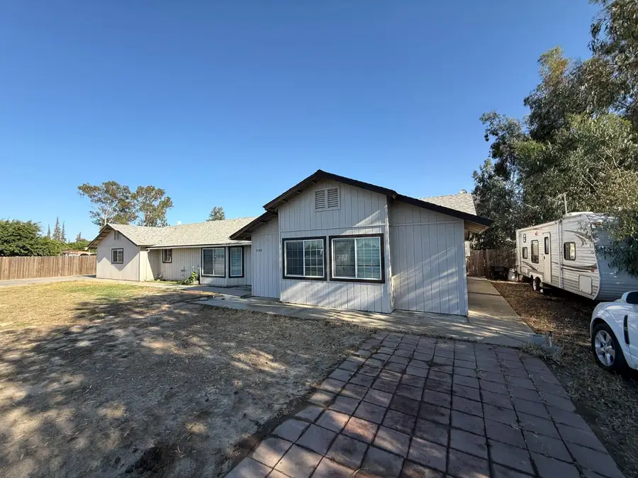 2109 E Dinuba Avenue, Fresno, CA 93725 - #2