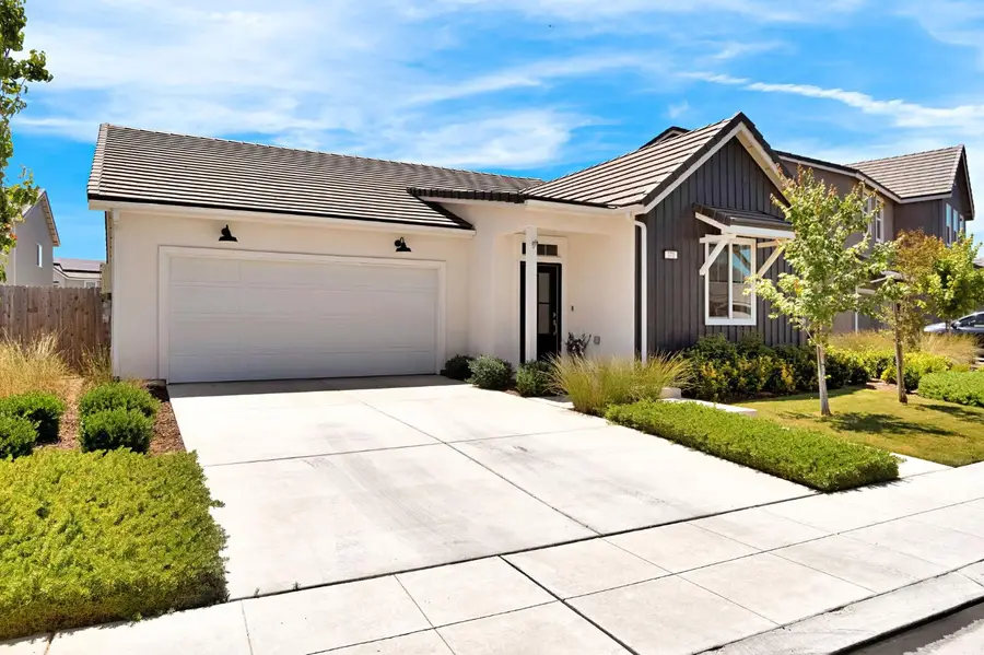 371 Huntington Avenue S, Madera, CA 93636 - #2