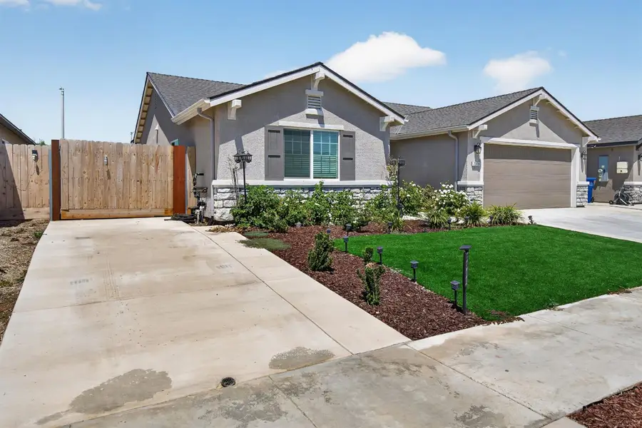2360 N Chateau Way, Hanford, CA 93230 - #2