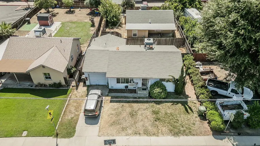 467 N Villa Avenue, Dinuba, CA 93618 - #3