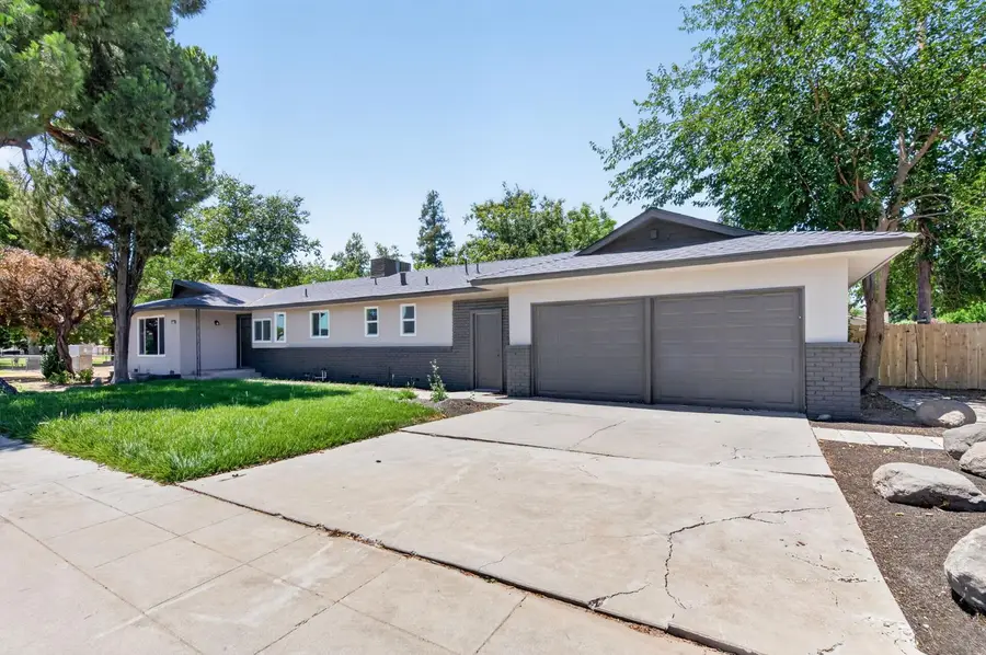 210 N Sunnyside Avenue, Clovis, CA 93611 - #2
