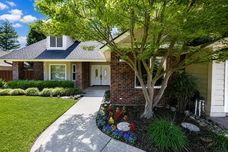 325 W Bluff Avenue, Fresno, CA 93711 - #2