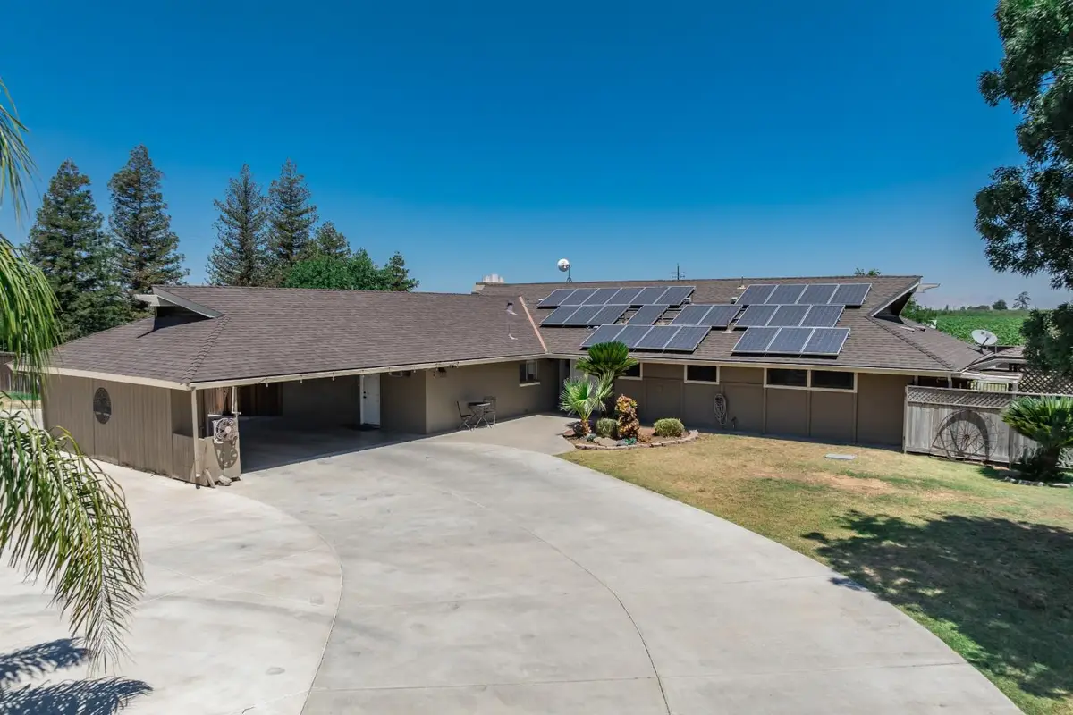 936 E Nebraska Avenue, Dinuba, CA 93618 - #1