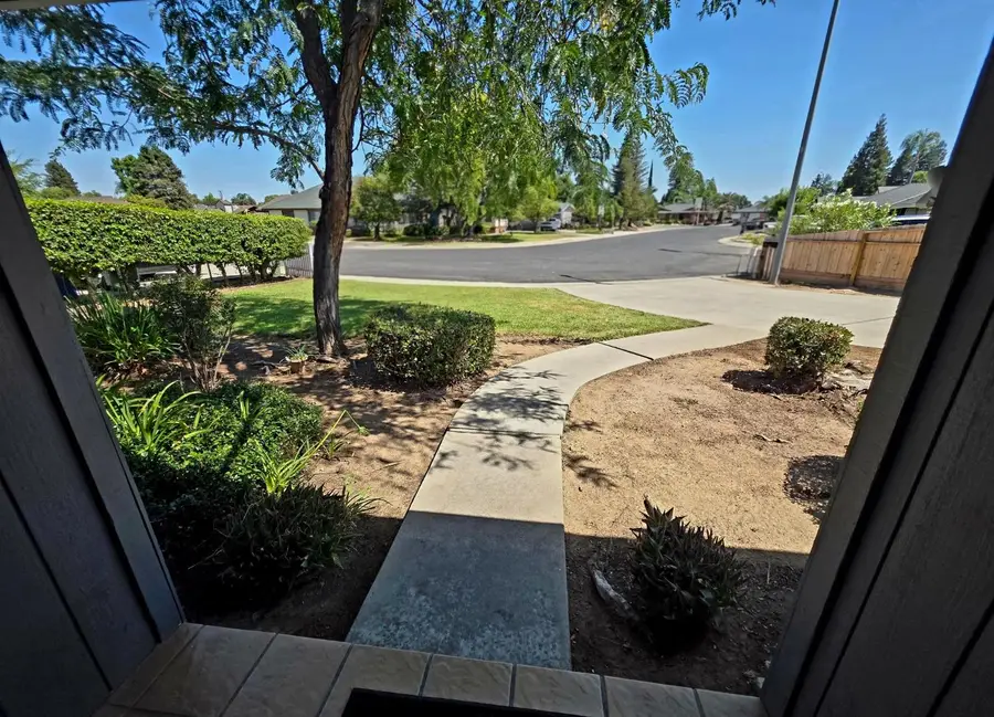 2214 Holt Avenue, Sanger, CA 93657 - #2